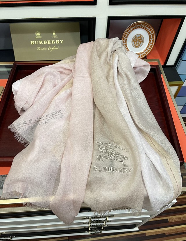Burberry女士羊絨圍巾披肩 巴寶莉2021新款經典格圍巾  mmj1203